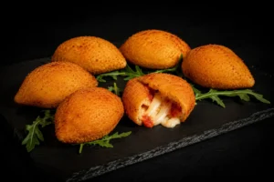 Panzerottini pomodoro e mozzarella